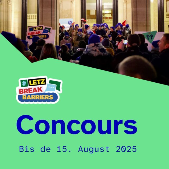 Das Bild zeigt ein Foto des Events #LetzBreakBarriers von 2024. Man sieht eine Menge von Menschen, die blaue Mützen tragen, vor einem Publikum. Darunter steht auf Luxemburgisch „Concours – Bis de 15. August 2025“ (Deutsch: Wettbewerb – bis zum 15. August 2025).
