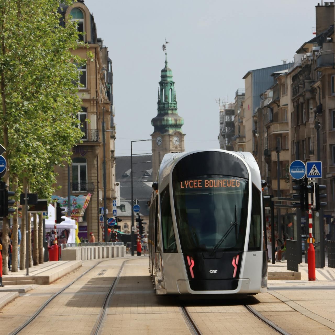 Le tram part de la Place de Paris en direction de la Gare du Luxembourg.