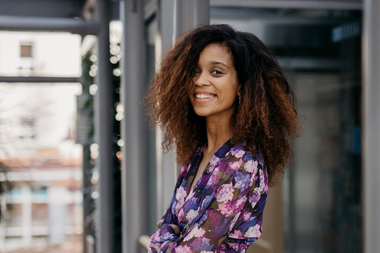 Halbseitiges Porträt von Jana Degrott, Unternehmerin für die Initiative „Hidden Disabilities Sunflower“ in Luxemburg, lächelnd